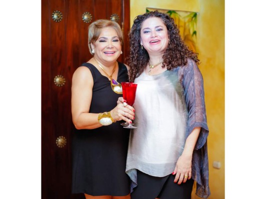Fiesta catracha para Angelo Casco y María Fernanda Welchez