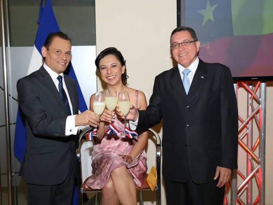 El embajador Jaime Bravo su esposa Karen Ortega de Bravo durante la ceremonia junto a sus distinguidos invitados (Fotos: Hector Hernández)