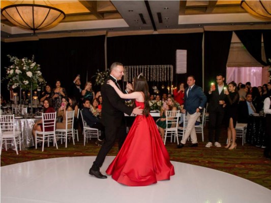 Momento del Vals por su padre Max Rodriguez y Maria Camila Rodriguez.