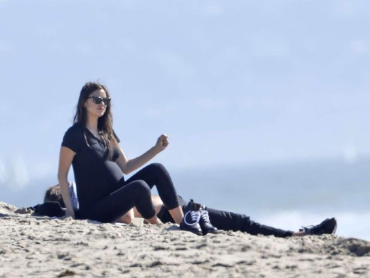Irina Shaik disfrutó de un picnic en compañia de Bradley Cooper en la playa