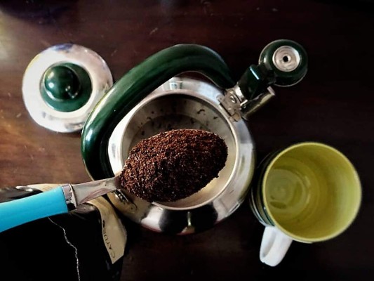 El experto recomienda usar tres cucharadas medidoras con café por una taza de agua