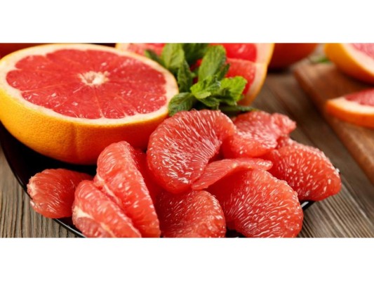 El pomelo o toronja es otro que sirve para la eliminación de toxinas del organismo y posee grandes propiedades depurativas. También nos puede ayudar a prevenir la anemia, bajar el azúcar y el colesterol, entre otros beneficios.