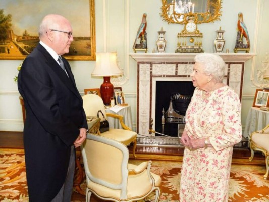 Quitan retrato de Harry y Meghan del Palacio de Buckingham
