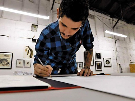 “Durante la mayor parte de mi carrera mi obra estuvo marcada por una dualidad entre la pintura y el arte digital, tratando de unir lo figurativo y lo abstracto, con temas inspirados en mi percepción de la vida, los contextos sociales y problemas existenciales. Este último año me he visto atraído y sumergido en el arte pop y el minimalismo, debido a la alegría que transmite su paleta y la simplicidad”. “Durante la mayor parte de mi carrera mi obra estuvo marcada por una dualidad entre la pintura y el arte digital, tratando de unir lo figurativo y lo abstracto, con temas inspirados en mi percepción de la vida, los contextos sociales y problemas existenciales. Este último año me he visto atraído y sumergido en el arte pop y el minimalismo, debido a la alegría que transmite su paleta y la simplicidad”.