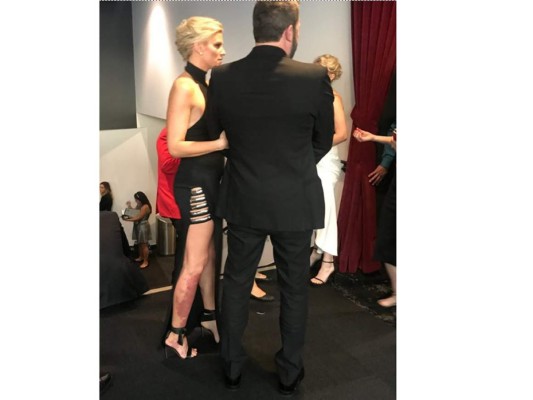 Ben Affleck llegó a los Emmy Awards con su nueva pareja