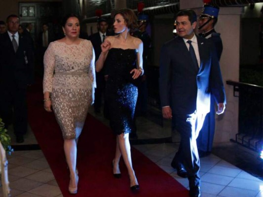 La primera dama Ana García, la reina Letizia y el presidente de Honduras, Juan Orlando Hernández. (Foto: Leonel Estrada)