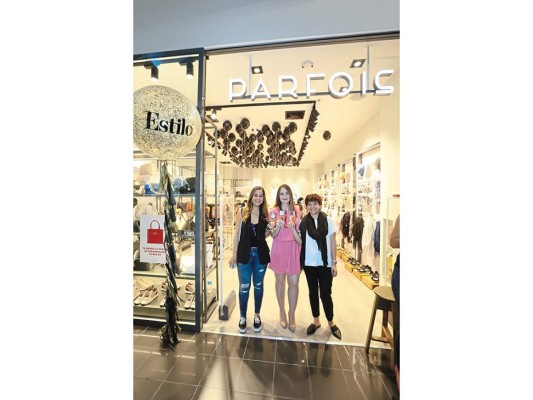 Faria Sagastume de City Mall con Nicole Hasbun y Cecilia Andino, ejecutivas de la marca Parfois. Foto:Gerson Alachán