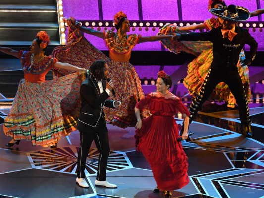 El traje que vistió Miguel en el escenario forma parte de la colección, Amor Eterno, del diseñador hondureño Carlos Campos