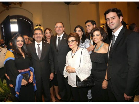 Ana Sikaffy, el Presidente Juan Orlando Hernández, Lorena, Juan Carlos, Haydeé, Patricia, Alberto, Carolina y Juan Carlos Sikaffy