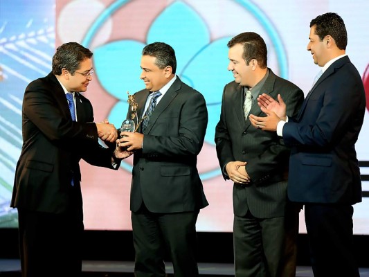 El presidente Juan Orlando Hernández, José Luis Osorio, David Fernández , de Emgahsa y el ministro de la Secretaría de Desarrollo Económico, Arnaldo Castillo