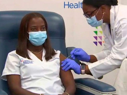 Enfermera es la primera vacunada contra COVID-19 en Estados Unidos