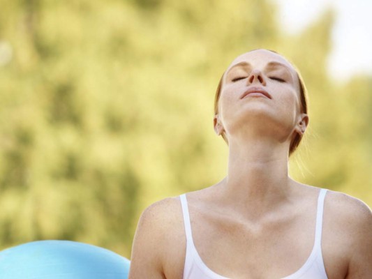 4. ¡RESPIRA! Te parecerá un consejo extraño pero respirar es uno de los mejores recursos para manejar los pensamientos negativos, ansiedad y estrés. Cuando te vuelves consciente de tu respiración, te enfocas en el momento, incrementas el flujo de la sangre al cerebro y los músculos y según demuestran varios estudios, te vuelves más resiliente y contrarrestas el estrés. Cuando te sientas abrumado o con pensamientos negativos acechándote busca un lugar tranquilo y comienza a respirar con lentitud desde el diafragma. Coloca una mano sobre el pecho y la otra en el abdomen. Deberás sentir que tu abdomen se ensancha y se contrae al respirar mientras que la mano que está en la parte superior debe permanecer inmóvil. Inhala durante cuatro segundos por la nariz. Contén la respiración durante 2 o 3 segundos y exhala lentamente por la boca durante 5 a 6 segundos. Sigue respirando profundamente durante varios minutos hasta que observes una diferencia en la relajación de tus músculos y en la claridad de tus pensamientos.