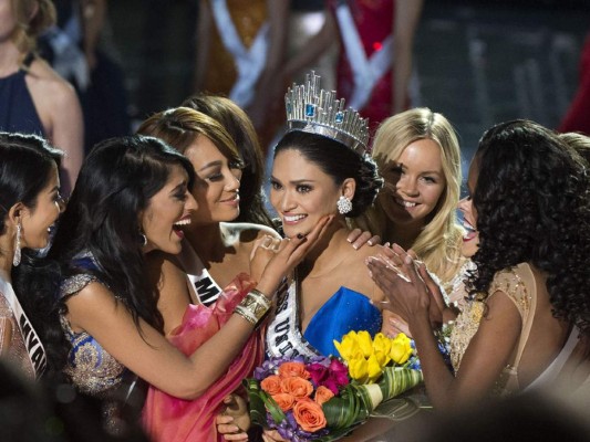 Por error, coronan Miss Universo a Miss Colombia
