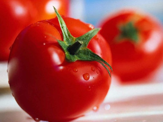 Mascarilla de tomate y avena. Mezcla avena molida con jugo de tomate y unas gotas de jugo de limón hasta obtener una consistencia suave. Aplica en el rostro por 20 minutos y luego aclara con agua fría. Puedes aplicarla dos veces a la semana.
