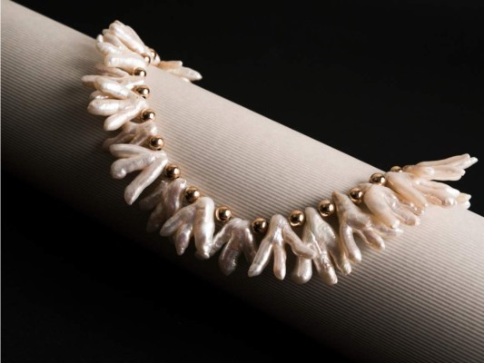 Collar de perlas, siemre es bueno contar con un accesorio de perlas, pero si deseas algo fuera de lo tradicional, diseños tan creativos y visionarios como este te harán lucir chic pero siempre a la vanguardia