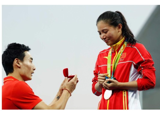 La propuesta de matrimonio del año, la atleta china He Zin, ganadora de medalla de plata en saltos de natación desde el trampolín en las olimpiadas de Río 2016, recibió el anillo de compromiso de su novio Ki Quin justo después de la premiación en frente del público, por su puesto dijo que si