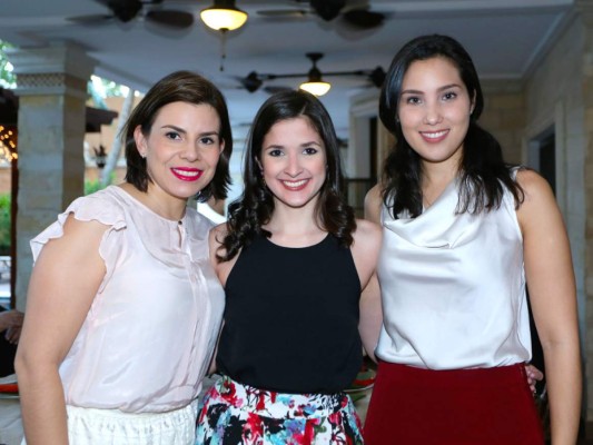 Alma Ariño, la novia Ximena Carrión y Ana Cristina Murillo. Foto: Alex Muñoz