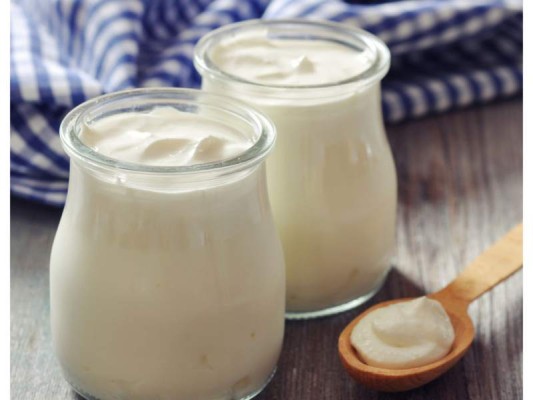Yogur griego: El yogur griego es el snack perfecto ya que contiene la cantidad justa de proteína. Agrégale una pisca de frutas como el durazno o fresas para un extra toque de sabor.