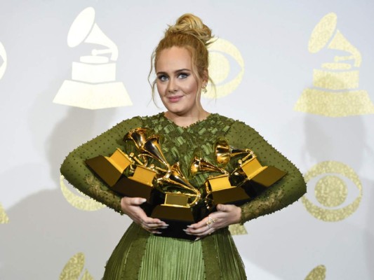 Adele se llevó los premios más importantes de los Grammy    