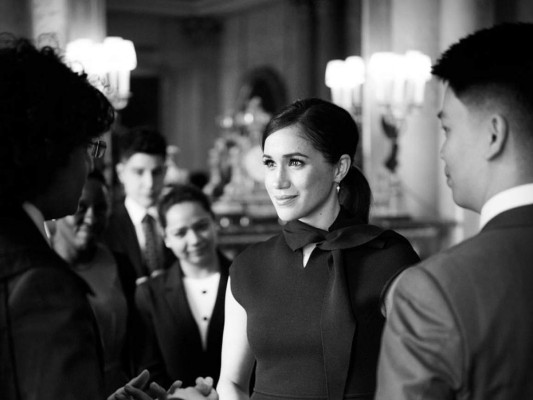 Meghan Markle Escaping The Crown | VICE VERSA: <br/>El reporte investiga el papel que la monarquía y los tabloides británicos jugaron en la desacreditación de Meghan Markle. Mientras la saga continúa desarrollándose con la pérdida del royal branding de Harry y Meghan, el documental encara problemas de raza, prejuicios y obsesión en una historia que amenaza a una de las instituciones más antiguas del mundo. El episodio contiene entrevistas exclusivas con insiders de la aristocracia británica, incluyendo el ex mayordomo de William y Harry, damas estadounidenses casadas con la aristocracia británica y corresponsales de la familia real Windsor.