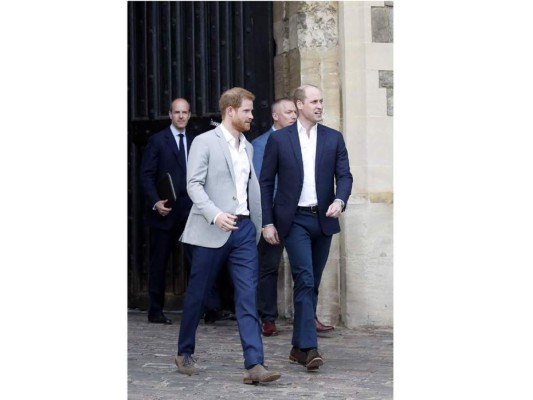 Harry y William saludan a la multitud afuera del Castillo de Windsor