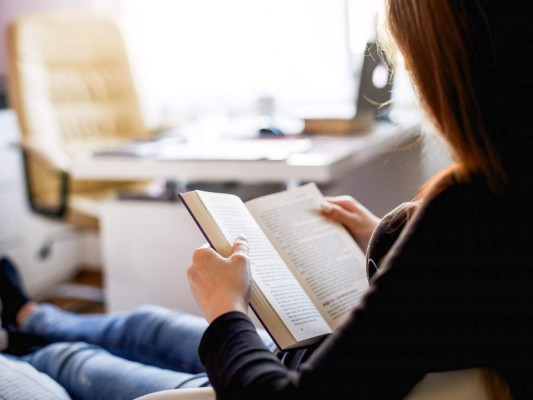 5. Lee un libro<br/>Otra forma de relajarse es leer. Puede ser tu libro favorito, uno que te haya recomendado algún amigo o simplemente uno que no habías tenido el tiempo de leer. Lo mejor de esto es que no tienes que salir de casa para comprar un libro ya que los puedes descargar del internet.<br/>