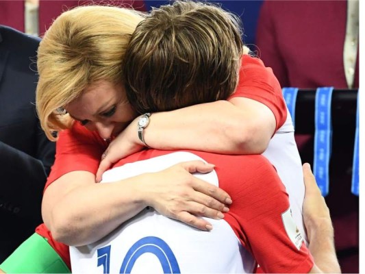 La presidenta de Croacia Kolinda Grabar-Kitarović abraza a una de las estrellas del partido Luka Nodric