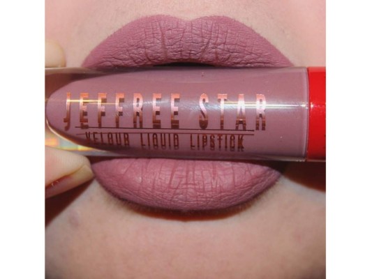 Jeffree Star: Es una compañía de cosméticos estadounidense fundada y propiedad de Jeffree Star. Todos los productos son veganos. Star afirma haber invertido sus ahorros de toda la vida para comenzar la línea de maquillaje de la compañía con tres colores iníciales de lápiz labial líquido.<br/>