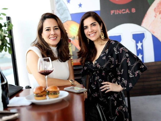 Luna Sabat y Lucrecia Hernández Luna Sabat y Lucrecia Hernández