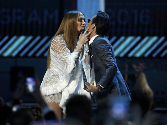 El beso de Marc Anthony y Jennifer López en los Latin Grammy