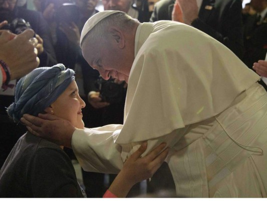 La visita del Papa Francisco a México es uno de los mejores momentos de este año, dentro su gira recordamos a Alexia Garduño una niña que padece Leucemia le cantó el Ave María al Pontífice, mientras el visitaba el hospital donde ella es paciente, la escena nos hizo llorar a todos, inclusive al mismo Santo Padre a quién se le vió muy conmovido