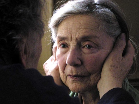 AMOUR (2012). Qué pasará cuando no seamos ni jóvenes ni hermosos, y necesitemos paciencia, amor y compañía en la etapa más difícil de la vida… Esta película francesa es un duro golpe de realidad. Casarse es fácil, vivir juntos y ser pareja, no. Michael Haneke los dejará pensando a ambos. Véanla juntos. Y si la ves solo, entenderás que ser dos es mucho más que romance. <br/>