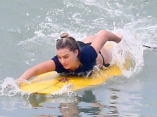 Margot Robbie surfea en Costa Rica