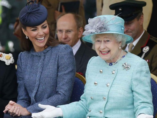 Kate Middleton revela cuál fue su primer regalo a la Reina