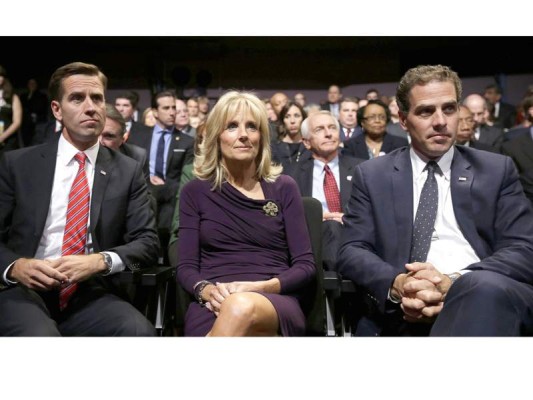 El ya fallecido Beau Biden junto a su madre Jill y su hermano Hunter