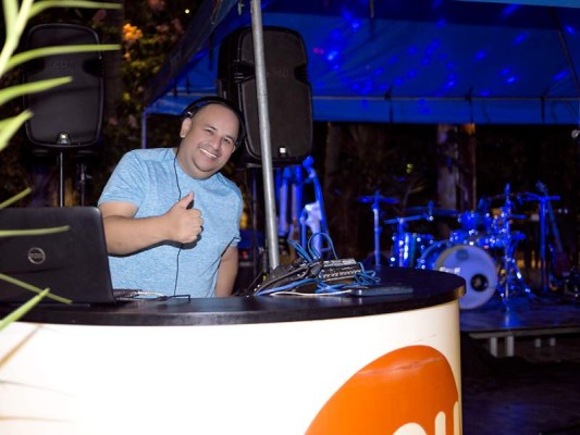 Dj Carlos Blanco deleitó con sus mix a los invitados al Tropical Noise en el hotel Real Intercontinental.