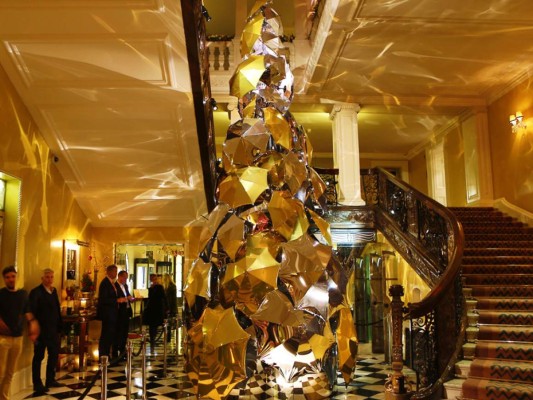 Hotel Claridge, LondresEl Hotel Claridge es celebre por sus árboles de Navidad y la decoración que le acompaña. Este año, fue diseñado por Christopher Bailey y está cubierto por paraguas de oro y plata.