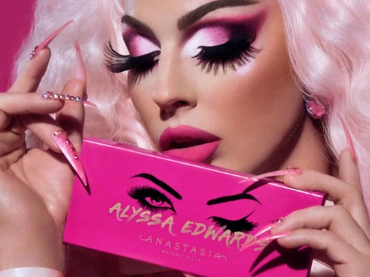 Anastasia Beverly Hills: Fundada en 1997 por Anastasia Soare, es una de las más famosas en el mundo entero. Poco a poco va ampliando su colección a productos veganos.