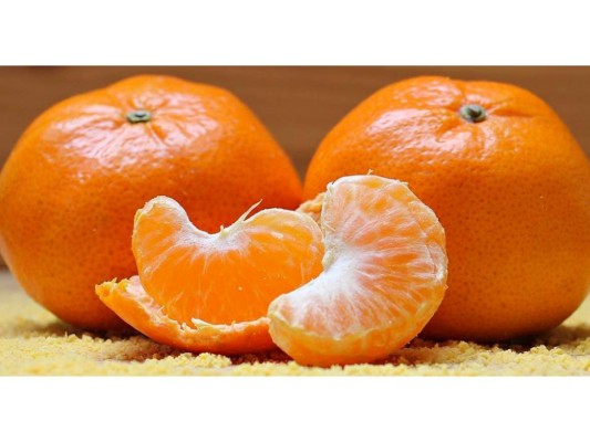 Otra que es rica en vitamina C es la mandarina, esta ayuda más que todo en la prevención de catarros. De igual forma tiene propiedades que ayudan mucho a la piel.