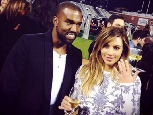 Propuesta de matrimonioEl día que Kanye le pidió a Kim que se convirtiera en su esposa rentó el AT&T Park Stadium de San Francisco, contrató una orquesta y le dio un anillo de compromiso de 8 millones de dólares. El anillo fue producto de la colaboración entre West y la diseñadora de joyería Lorraine Schwartz.