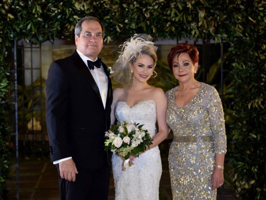La feliz novia Ana Lucía, posa junto a sus padres Fernando y Liana Mass, ya hemos repasado la ceremonia y la recepción. A continuación te presentamos algunos detalles previos a la boda (fotos: Daniel Mendoza)