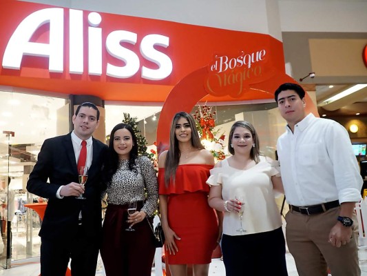 León y Leslie Ortega con Marcela Lemus, Pamela Figueroa y Daniel López, en el lanzamiento de la campaña navideña 'Momentos mágicos'. Foto: Amilcar Izaguirre