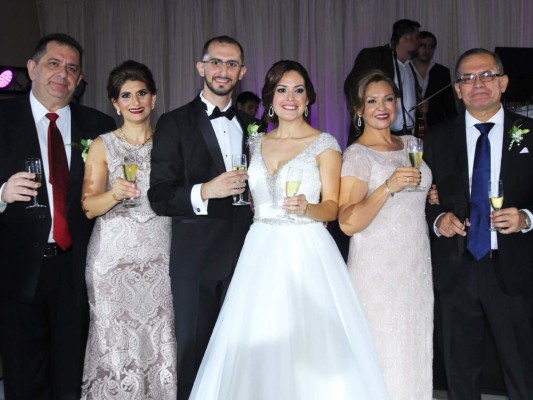 Los recién casados Johnny Sikaffy y Ana Cecilia Heredia con sus padres Johnny y Alicia Sikaffy, Ana Carmela y José Manuel Heredia, durante el brindis.