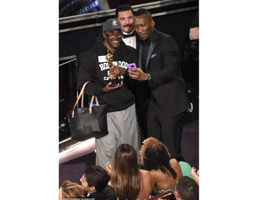 Gary le pidió una selfie a Mahershala Ali ganador a la estatuilla como Mejor Actor Gary le pidió una selfie a Mahershala Ali ganador a la estatuilla como Mejor Actor