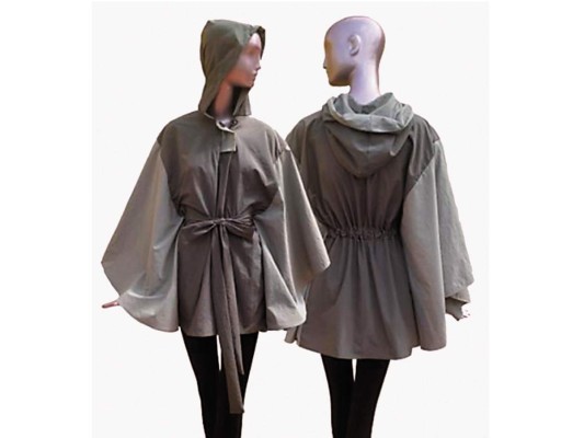 Ponchos de la línea Outerwear para extra protección al salir al exterior. Fabricados en telas antifluidos y semi impermeables, incluyen una crossbody bag @morena.perpetua