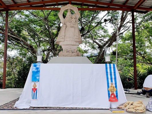 La escultura de la virgen fue realizada por el hondureño Manuel de Jesús Sukino La escultura de la virgen fue realizada por el hondureño Manuel de Jesús Sukino