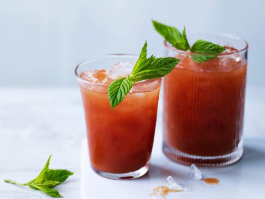 El Bloody Mary es uno de los cócteles más famosos. Contiene solamente 123 calorías, está creado con zumo de tomate y vodka es, además, uno de los cócteles que contiene mas contenido natural.