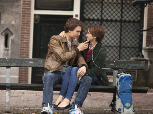 THE FAULT IN OUR STARS (2014). Todas las cajas de pañuelos serán poco, para conocer el amor de estos adolescentes que sobrepasan el dolor del cáncer, y viven intensamente un amor que cualquiera envidiaría. Basada en la novela de John Green, interpretada por un elenco de lujo, y dos inolvidables: Shailene Woodley como Hazel, y Ansel Elgort como Augustus. <br/>