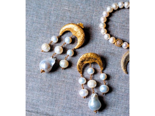Aretes y pulsera con motivos de luna y perlas by @rodolfolugojewels<br/>