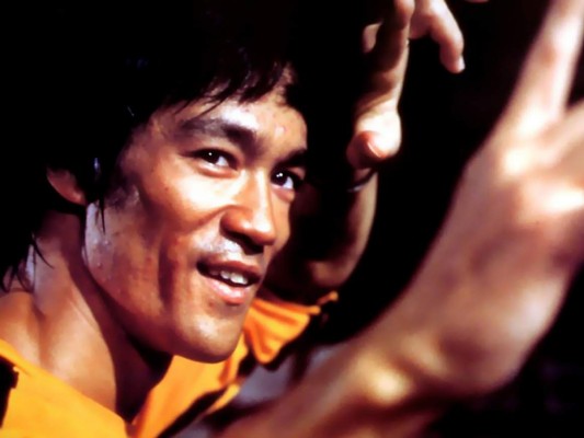 Este día celebramos el cumpleaños de Bruce Lee y lo haremos recordándolo como el gran maestro de Kung fu, filosofo y actor que fue, sobre todo por su infinidad de películas de acción que sirvieron de influencia a otros films. quédate en nuestra galería y observa siete datos curiosos del Gran Mentor Bruce Lee.1- Su verdadero nombre era Lee Jun-Fan que en mandarin significa ''vuelve aquí''. Una enfermera le dio el nombre de Bruce Lee ya que sus padre lo habían apodado Sai Fon que significa, pequeño fénix, pero este era un apelativo utilizado principalmente para mujeres.